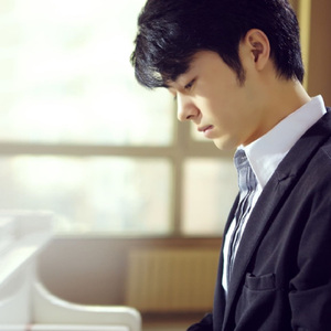 校草公交车被多人伦㢨
